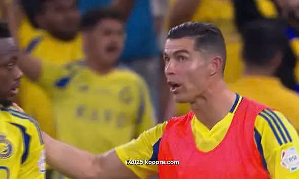 Ronaldo Directs His Teammates After Being Substituted